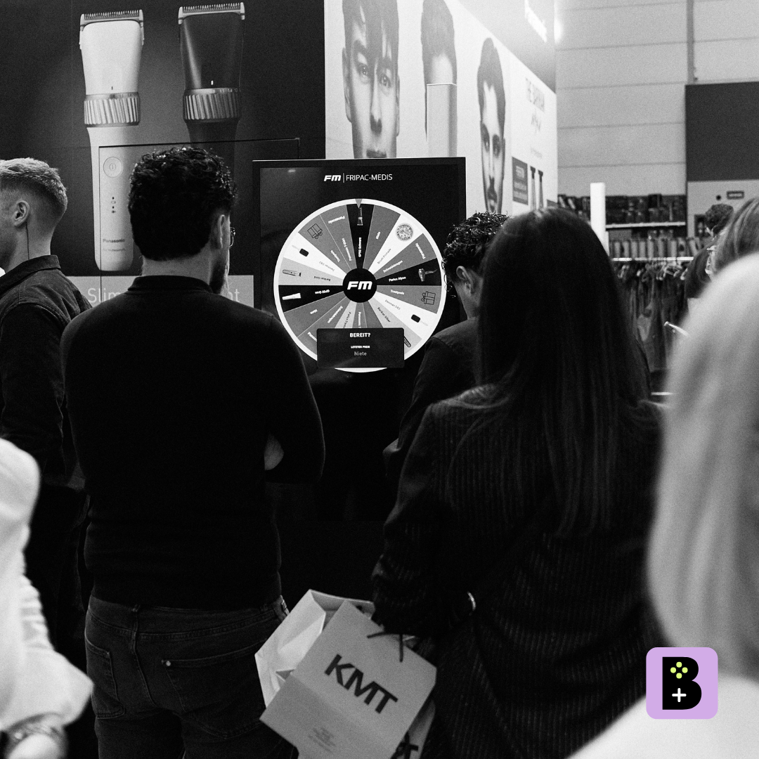 FRIPAC-MEDIS Messestand Top Hair 2026 mit digitalem Glücksrad am Screen